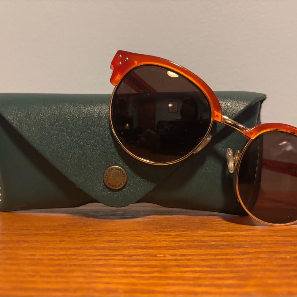 Stylish Portland Leather Glass Case
